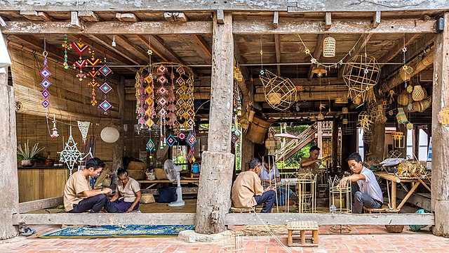 ラオスの竹細工師の仕事風景