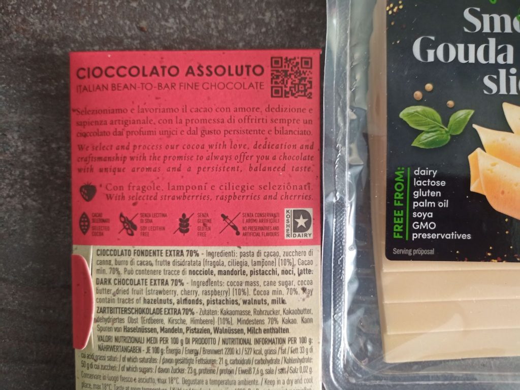左はイタリアで購入したチョコレート、右はリトアニアで手に入れたヴィーガンチーズ