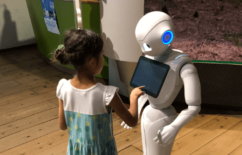 【AI搭載のロボットと楽しく触れ合う子供】
