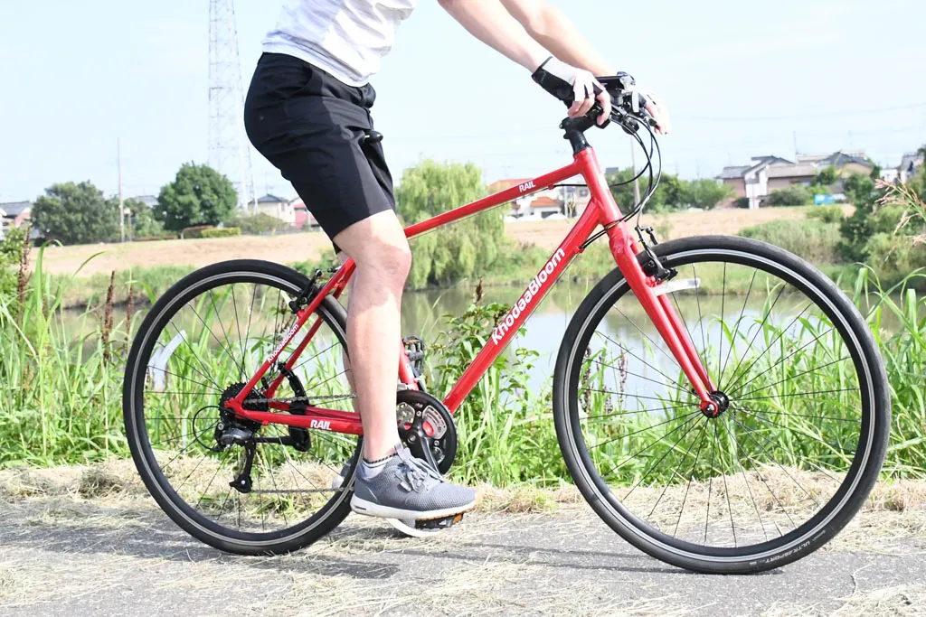 出典：初めてのクロスバイク＜10＞クロスバイクの乗車姿勢とハンドルの持ち方・握り方 – ENJOY SPORTS BICYCLE (sbaa-bicycle.com)