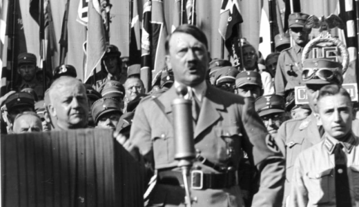 File:Bundesarchiv Bild 119-11-19-12, Adolf Hitler bei Ortsgruppenfeier der NSDAP Rosenheim.jpg - Wikimedia Commons
